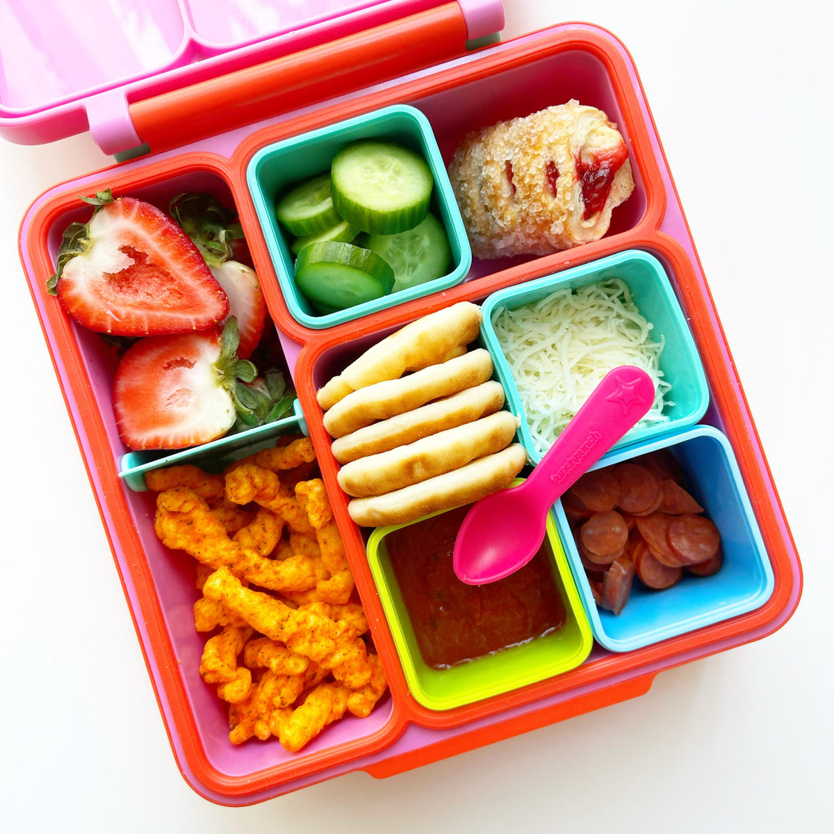 Easy DIY lunchbox pizza's featuring our favourite Omie box!⁠ 